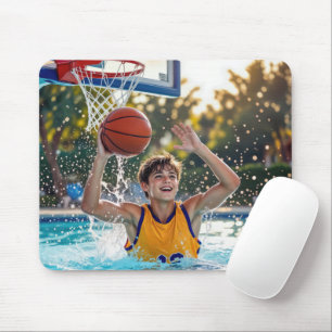 Alfombrilla De Ratón Niño jugando baloncesto en una piscina