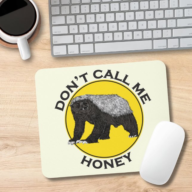 Alfombrilla De Ratón No me llames Honey Badass Honey Badger Yellow Art (Funny badass honey badger quote don’t call me honey yellow and black mouse mat)