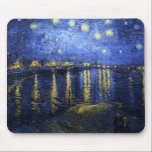 Alfombrilla De Ratón Noche estrellada de Van Gogh sobre el cojín de<br><div class="desc">Noche estrellada de Van Gogh sobre el cojín de ratón de Rhone. Pintura al óleo en lona a partir de 1888. Uno de la noche más querida de Van Gogh ajardina, noche estrellada sobre las capturas de Rhone el cielo nocturno que estalla sobre el muelle eastside de la ciudad francesa...</div>