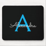 Alfombrilla De Ratón Nombra de monograma de guión azul negro<br><div class="desc">Monograma azul y negro Añadir su propio nombre Mousepad (almohadilla del ratón). Esto hace que el dulce perfecto cumpleaños 16,  boda,  ducha de novia,  aniversario,  ducha de bebé o fiesta de soltera sea regalo para alguien que ama el lujo glam y los estilos de moda.</div>