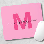 Alfombrilla De Ratón Nombre con letra cursiva de monograma rosa femenin<br><div class="desc">Alfombrilla de ratón con monograma inicial de letra script rosa personalizada y femenina. Agrega un toque de diversión y encanto femenino a tu espacio de trabajo con esta elegante alfombrilla de ratón. Con un fondo rosa brillante y feliz con una inicial rosa magenta en negrita y un nombre en letra...</div>