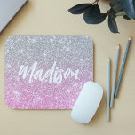 Alfombrilla De Ratón Nombre de caligrafía de Purpurina rosado rosado de<br><div class="desc">Pads de ratón Ombre color rosa plateado Purpurina caligrafía Nombre con un fondo purpurina falso rojo y plateado oscuro con su nombre personalizado. Perfecto regalo para Navidades,  cumpleaños,  Día de la Madre,  apreciación del profesor,  mejores amigos,  hermanas y más. Diseñado por © Evco Studio www.zazzle.com/store/evcostudio</div>