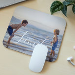 Alfombrilla De Ratón Nombre de familia de Personalizado de plantilla de<br><div class="desc">Simple y moderna plantilla de fotos Personalizado Nombre de familia Mouse Pad incluye tu foto favorita con tu nombre de familia personalizado. Hace un regalo fantástico para Navidades, cumpleaños, aniversario, Día de la Madre, Día del Padre, Día de los Abuelos y más. Personalice editando el texto en el cuadro de...</div>