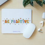 Alfombrilla De Ratón Nombre de la tipografía retro motivacional positiv<br><div class="desc">Be Positive Motivational Script Typography Name Mouse Pads incluye el texto "Be Positive" en una tipografía de escritura moderna acentuada con flores retro,  corazones y estrellas y personalizada con su nombre personalizado en la base. Perfecto regalo para Navidades,  cumpleaños,  universidad,  mejores amigos y más. Diseñado por ©Evco Studio www.zazzle.com/store/evcostudio</div>