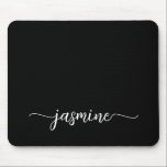 Alfombrilla De Ratón Nombre de monograma personalizado femenino simple<br><div class="desc">Alfombrilla de ratón personalizada con monograma de nombre elegante y femenino en negro, con un diseño minimalista y script. Estos diseños presentan su primer nombre en un estilo de letra manuscrita con cola de cisne en tipografía blanca sobre fondo negro. Estos son fáciles de personalizar. Un regalo femenino y elegante...</div>