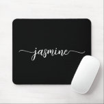 Alfombrilla De Ratón Nombre de monograma personalizado femenino simple<br><div class="desc">Alfombrilla de ratón personalizada con monograma de nombre de script elegante minimalista moderno negro femenino. Estos diseños presentan su primer nombre en una bonita tipografía de letra manuscrita con cola de floritura en blanco sobre fondo negro. Estos son fáciles de personalizar. Gran regalo femenino y elegante para cumpleaños, día de...</div>