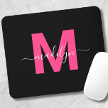 Alfombrilla De Ratón Nombre del guión del monograma rosa negro<br><div class="desc">Mochila de ratón monograma inicial personalizada con escritura negra y rosa personalizada y moderna. Añada un toque de encanto femenino y sofisticación a su espacio de trabajo con esta almohadilla de ratón de moda. Cuenta con un original color agudo, magenta, rosa y cálido, centrado en un fondo negro elegante, que...</div>