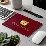 Alfombrilla De Ratón NOMBRE DEL Logo Cardinal Red Leather Luxury Gold<br><div class="desc">Mejore su espacio de trabajo con esta almohadilla de ratón de piel roja cardinal, diseñada para combinar estilo y funcionalidad. Con un lujoso logotipo dorado y la opción de añadir dos líneas de texto personalizado, este teclado del ratón es perfecto para personalizar con su nombre, negocio, firma o cualquier otro...</div>
