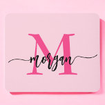 Alfombrilla De Ratón Nombre del Monograma de Giro de Guión Moderno Cali<br><div class="desc">Añade un toque de color a tu espacio de trabajo con nuestro teclado de ratón con un monólogo de guiones modernos y calientes. Con un vibrante diseño rosa caliente y personalizado con su nombre en un guión moderno de moda, este teclado del ratón combina el estilo con la practicidad. La...</div>