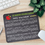 Alfombrilla De Ratón Nombre del profesor de la escuela de pizarra de 20<br><div class="desc">Este calendario mensual de 2025 años muestra los días de la semana de cada mes. El diseño incluye una pizarra, además de un gráfico de un gusano en una manzana y un lápiz. También puede agregar el texto de su personalizado en verde en la parte superior. Simplemente utilice la plantilla...</div>