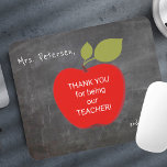 Alfombrilla De Ratón Nombre del profesor | La pizarra de manzanas rojas<br><div class="desc">Una gran manzana roja y tu personalizado envía un texto en el interior sobre un fondo de pizarra escolar. Personaliza este mousepad con el nombre y nota de tu profesor! Podría ser un lindo y atento regalo de agradecimiento para su profesor el día de aprecio, el día de su graduación...</div>