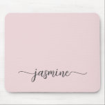 Alfombrilla De Ratón Nombre monograma personalizado rosa simple femenin<br><div class="desc">Almohadilla de ratón personalizada con monograma de nombre simple y femenino en rosa claro. Estos diseños presentan su primer nombre en una bonita tipografía de letra cursiva con cola de milano en rosa pastel claro o rosa polvoriento. Estos son fáciles de personalizar. Un regalo femenino y elegante para cumpleaños, despedida...</div>