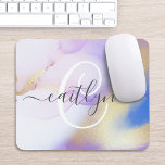 Alfombrilla De Ratón Nombre personalizado Monograma color de agua púrpu<br><div class="desc">Personaliza fácilmente este estilo glamoroso de pintura de acuarela lila abstracta y el fondo falso de pulverización dorada con tus detalles personalizados.</div>
