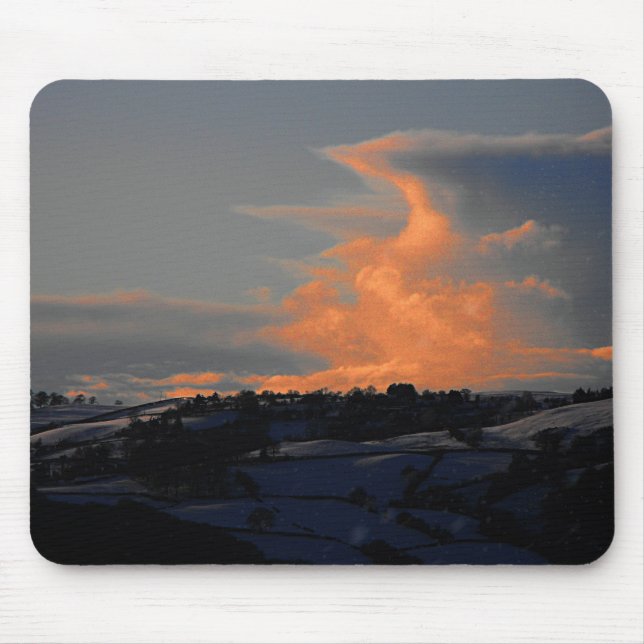 Alfombrilla De Ratón Nube de nieve sobre Newtown, Powys (Frente)
