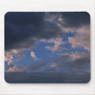 Alfombrilla De Ratón Nubes de tormenta contra el cielo azul