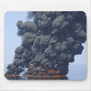 Alfombrilla De Ratón Nubes oscuras de humo y fuego emergen 2