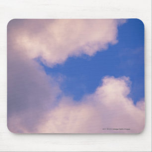 Alfombrilla De Ratón Nubes Wispy contra el cielo azul