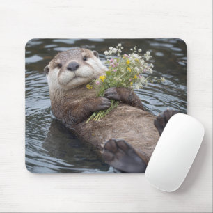Alfombrilla De Ratón Nutria flotando con ramo de flores silvestres