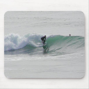 Alfombrilla De Ratón Olas oceánicas que practican surf a personas que