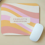 Alfombrilla De Ratón Onda de Vintage Girly Retro Resumen Femenino de mo<br><div class="desc">Mousepads Mouse Pads de Girly Retro Vintage Wave Personalizado Nombre con una onda retro en tonos rosa,  naranja y blanco con un overlay de su nombre personalizado. Un regalo perfecto para ella para Navidades,  cumpleaños,  vacaciones,  escuela,  trabajo,  universidad y más. Diseñado por © Evco Studio www.zazzle.com/store/evcostudio</div>