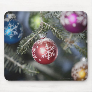 Alfombrilla De Ratón Ornamentos en un árbol de navidad