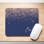 Alfombrilla De Ratón Oro Rosa azul marino - Monograma Purpurina rosa Ru<br><div class="desc">Azul marino y oro Rosa - Purpurina de espuma rosada Rubor Cepillado Nombre de monograma Metalizado y Mousepad inicial (almohadilla del ratón). Esto hace que el dulce perfecto cumpleaños 16, boda, ducha de novia, aniversario, ducha de bebé o fiesta de soltera sea regalo para alguien que ama el lujo glam...</div>
