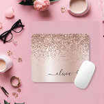 Alfombrilla De Ratón Oro Rosa - Nombre Metalizado del monograma del Pur<br><div class="desc">Oro Rosa - Purpurina de espuma metálica de Relieve metalizado de imitación rosada de Rubor Cepillado Nombre Metalizado del Monograma y Mousepad Inicial (almohadilla del ratón) con corazón cursivo. Esto hace que el dulce perfecto cumpleaños 16, boda, ducha de novia, aniversario, ducha de bebé o fiesta de soltera sea regalo...</div>
