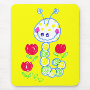 Alfombrilla De Ratón Oruga feliz sonriendo fondo amarillo