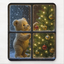 Oso de peluche decorando un árbol de Navidad