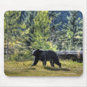Alfombrilla De Ratón Oso Negro Cruzando Un Paddock De Rancho