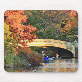 Alfombrilla De Ratón Otoño en Central Park: Navegantes por el puente