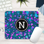 Alfombrilla De Ratón Paquetes de confeti morado azul espumoso en monogr<br><div class="desc">Tonos azul turquesa, violeta, rosa y verde sobre un fondo verde azulado oscuro adornan este moda de un moderno bigote monogramado. Hace una declaración divertida y elegante cada vez que la usas. ¡Un gran regalo para un amigo, así como para ti mismo! Simplemente teclee la parte inicial de su elección...</div>