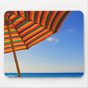 Alfombrilla De Ratón Paraguas de playa colorido en una fotografía de dí