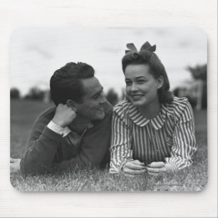 Alfombrilla De Ratón Pares jovenes que mienten en hierba