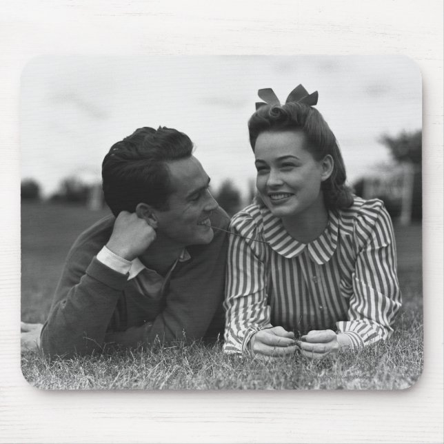 Alfombrilla De Ratón Pares jovenes que mienten en hierba (Frente)