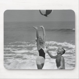 Alfombrilla De Ratón Pares que juegan con un Beachball