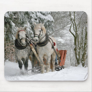 Alfombrilla De Ratón Paseo en Sleigh en el bosque nevado