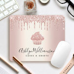 Alfombrilla De Ratón Pastel de pastelería Pastelería Chef Rosa de Oro P<br><div class="desc">Convierta este elegante, sofisticado, sencillo y moderno mousepad de nombre. Un pastel de oro brillante, rosa, tipografía manuscrita de escritura y goteo de purpurinas superponen un falso fondo de color rosa metálico oscuro. Personalice con su nombre completo, título de trabajo u otra información. Hace una declaración moda, profesional y de...</div>