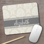 Alfombrilla De Ratón Patrón de Damasco gris y marfil con nombre<br><div class="desc">Un patrón elegante con un tipo de letra elegante diseñado para una mujer femenina. Añade tu nombre o monograma. Si necesita realizar ajustes en la ilustración,  haga clic en el botón personalizar para realizar cambios.</div>