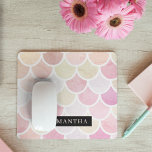 Alfombrilla De Ratón Patrón de escalas de sirena de color de agua pasto<br><div class="desc">Patrón de escalas de sirena de color de agua pastoral con nombre</div>