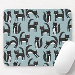 Alfombrilla De Ratón Patrón de gato azul<br><div class="desc">Los gatos de esmoquin blanco y negro que se dedican a sus asuntos. Un patrón divertido en medio de un fondo verde azulado,  perfecto para los amantes de los animales y las mascotas. A los gatos les encanta un ratón. Arte original de Nic Squirrell.</div>