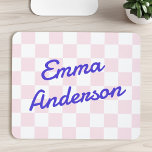 Alfombrilla De Ratón Patrón de tablero de ajedrez blanco rosado con nom<br><div class="desc">Mousepad con su nombre en azul,  fuente de estilo retro azul sobre un patrón de tablero de ajedrez rosa pálido y blanco.</div>