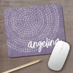 Alfombrilla De Ratón Patrón moderno de punto de Boho con nombre de guió<br><div class="desc">Añade tu nombre a este diseño bohemio con un fondo liso rosado y un patrón de puntos. El nombre es una secuencia de comandos de caligrafía de rebote. El diseño zen es suave y femenino. Una bella escritura y un diseño femenino perfecto para cualquier muchacha o hasta novia. Si necesita...</div>