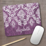 Alfombrilla De Ratón Patrón y nombre de la damáscara de época de Plum<br><div class="desc">Un estilo vintage con un diseño de moda con colores de joyas y elegancia. Los elementos son más fáciles de personalizar cuando se reemplazan primero todo el texto y las fotos. Si su arte todavía necesita ser ajustado, haga clic en el botón Personalizar Este botón. Esto te llevará a un...</div>