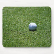 Pelota de golf en verde