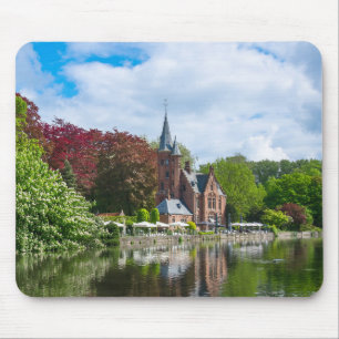 Alfombrilla De Ratón Pequeño castillo cerca del lago en Brujas, Bélgica