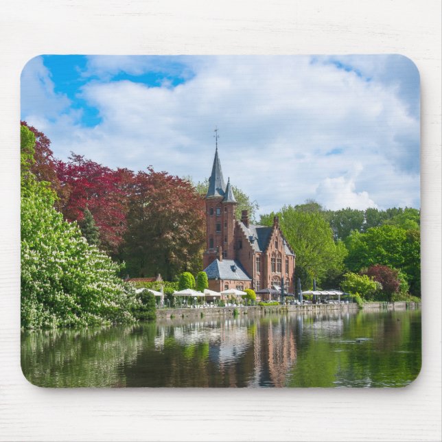Alfombrilla De Ratón Pequeño castillo cerca del lago en Brujas, Bélgica (Frente)