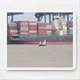 Alfombrilla De Ratón Pequeño Yate Y Enorme Barco De Contenedores