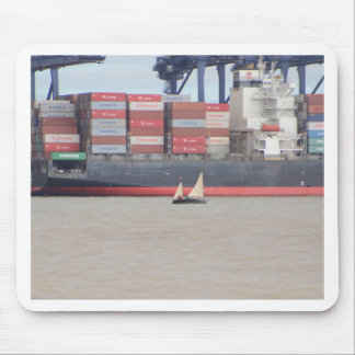 Alfombrilla De Ratón Pequeño Yate Y Enorme Barco De Contenedores