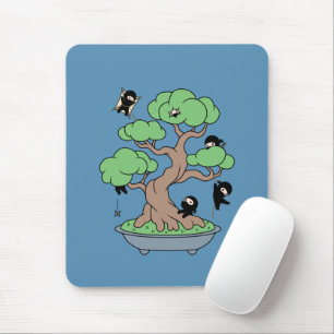 Alfombrilla De Ratón Pequeños Ninjas en árbol Bonsai sobre el azul